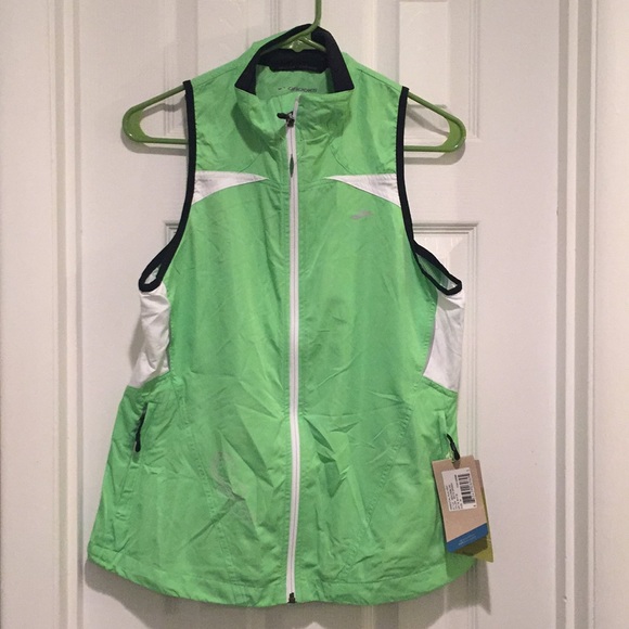 brooks essential running vest